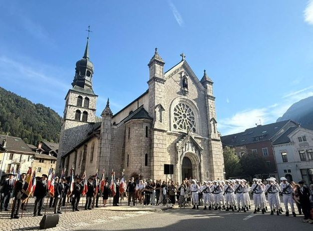 Passation du drapeau de l’AN2CMRF à THÔNES